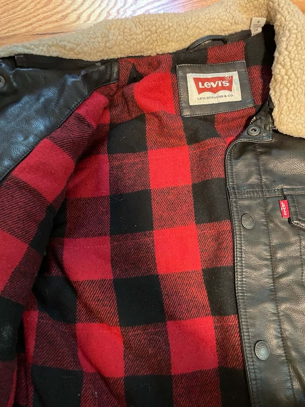 Levi's Faux Leather Sherpa Trucker Jacket Size S Black Buffalo Plaid - Picture 6 of 12